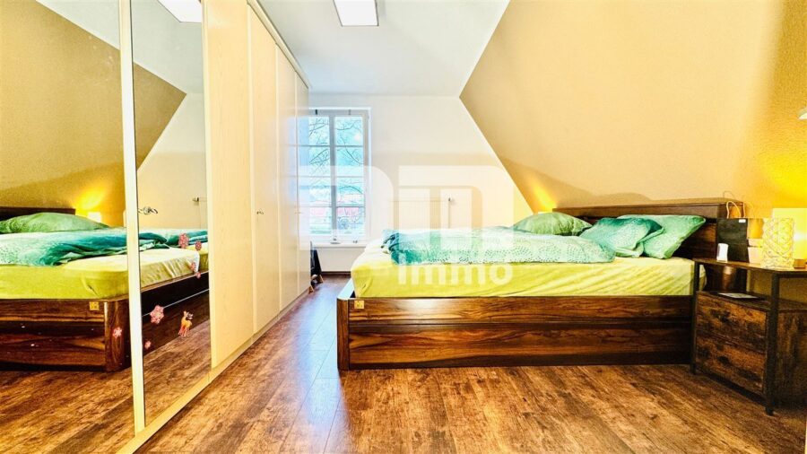 (R)eserviert!Modernisierte 1 bis 2 Familien Stadtvilla mit Maisonettewohnung in Traumlage - OG Maisonette Schlafzimmer